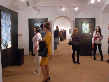 Artă 'fără frontiere'. La Cetatea Oradea a fost vernisată o expoziţie de lucrări a tinerilor artişti locali (FOTO)