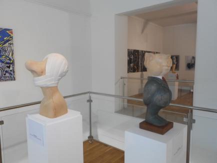 'Există ceva mai grotesc decât fiinţa umană?' Expoziţia de artă grotescă a fost deschisă la Muzeul Ţării Crişurilor (FOTO)