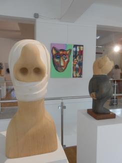 'Există ceva mai grotesc decât fiinţa umană?' Expoziţia de artă grotescă a fost deschisă la Muzeul Ţării Crişurilor (FOTO)