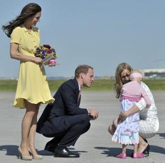 Kate Middleton, pe urmele lui Lady Di: A îmbrăţişat o fetiţă bolnavă de cancer