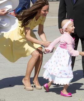 Kate Middleton, pe urmele lui Lady Di: A îmbrăţişat o fetiţă bolnavă de cancer