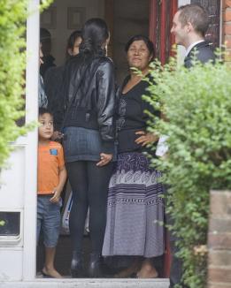 Surpriză nedorită: O englezoaică a găsit o familie de romi mutată în casa ei