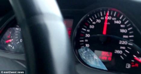 Cel mai rău tată din lume: Şi-a pus fiica de 8 ani să conducă cu 100 km/h (VIDEO)