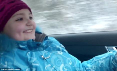 Cel mai rău tată din lume: Şi-a pus fiica de 8 ani să conducă cu 100 km/h (VIDEO)