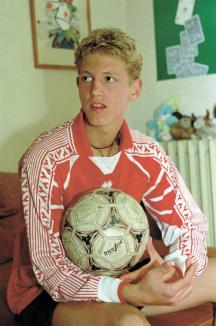 Mihai Neşu, în paginile primului număr din BIHOREANUL: Avea 17 ani şi urma să aleagă între fotbal şi... desen (FOTO)