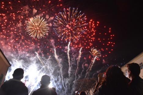 Spectacol nedorit: În noaptea de Revelion, o cutie plină cu artificii a luat foc pe acoperişul unui bloc din Oradea