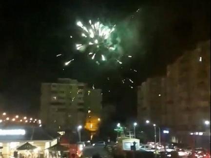 Ne enervează: Artificii 'tunate' în parcul de pe strada Nufărului, chiar între blocuri (VIDEO)