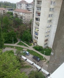 Tragedie în Oradea: Un bărbat s-a aruncat de la etajul 9, din dragoste rănită! (VIDEO)