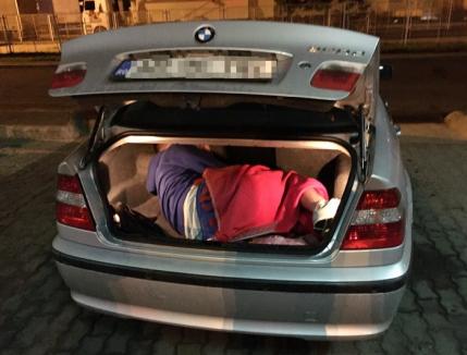 'Capturi' în Borş: Un bărbat ascuns sub o pătură şi un Range Rover furat din Italia (FOTO/VIDEO)