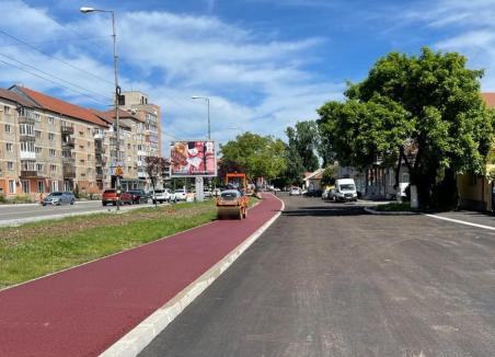 Premiere pentru Oradea: Capace autonivelante și asfalt roșu pentru pista de biciclete din bulevardul Nufărul - Cantemir (FOTO / VIDEO)