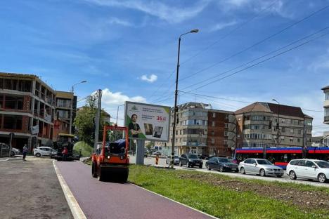 Premiere pentru Oradea: Capace autonivelante și asfalt roșu pentru pista de biciclete din bulevardul Nufărul - Cantemir (FOTO / VIDEO)