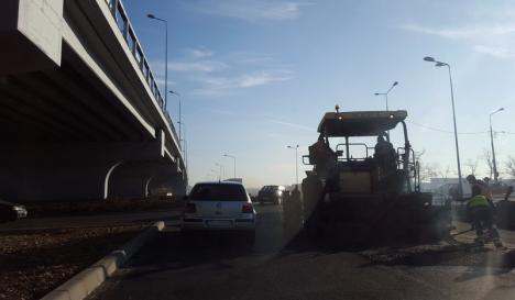 Trafic îngreunat în Calea Aradului, pentru asfaltarea sensului giratoriu de la ieşirea spre DN 79 (FOTO)