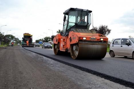 DN 76: Drumarii au început asfaltarea tronsonului Oradea – Sînmartin (FOTO)