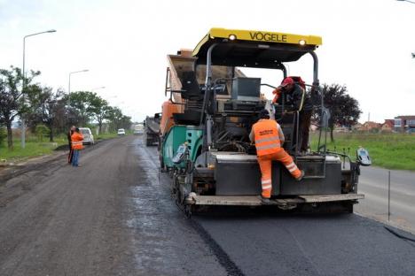 DN 76: Drumarii au început asfaltarea tronsonului Oradea – Sînmartin (FOTO)