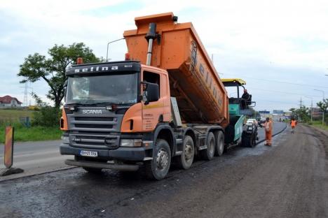 DN 76: Drumarii au început asfaltarea tronsonului Oradea – Sînmartin (FOTO)