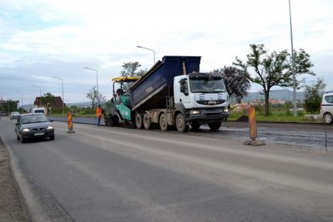 DN 76: Drumarii au început asfaltarea tronsonului Oradea – Sînmartin (FOTO)