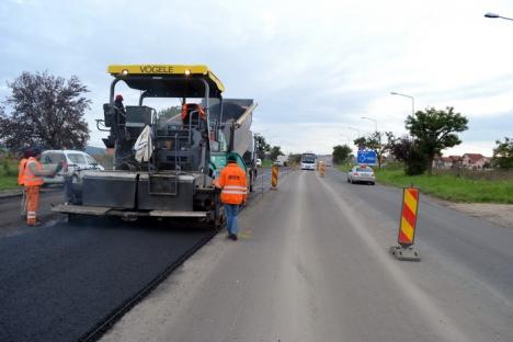 DN 76: Drumarii au început asfaltarea tronsonului Oradea – Sînmartin (FOTO)