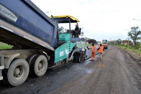 DN 76: Drumarii au început asfaltarea tronsonului Oradea – Sînmartin (FOTO)