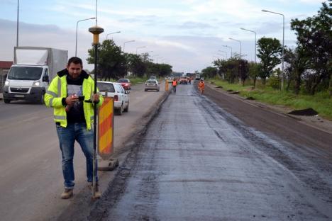 DN 76: Drumarii au început asfaltarea tronsonului Oradea – Sînmartin (FOTO)