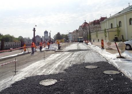 Pregătesc reluarea circulaţiei: Constructorii au refăcut şoseaua care leagă strada Independenţei de Piaţa Unirii (FOTO)