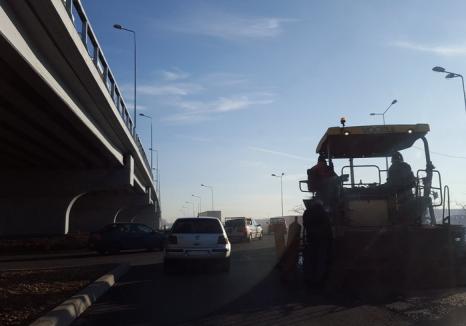 Trafic îngreunat în Calea Aradului, pentru asfaltarea sensului giratoriu de la ieşirea spre DN 79 (FOTO)