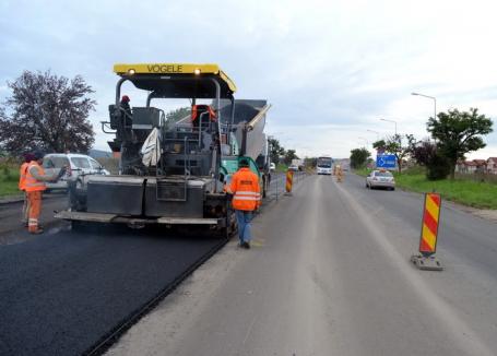 DN 76: Drumarii au început asfaltarea tronsonului Oradea – Sînmartin (FOTO)