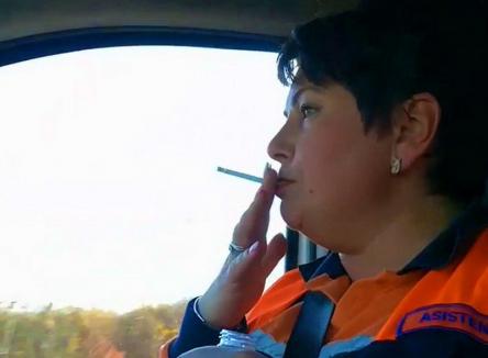 Imagini revoltătoare cu o asistentă de la Ambulanța Bihor: Fumează și bea Cola în timpul unei misiuni de urgență (VIDEO)