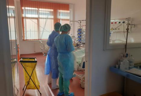 Grevă japoneză în spitalele din Bihor. Sindicaliștii SANITAS poartă banderole, dar continuă activitatea
