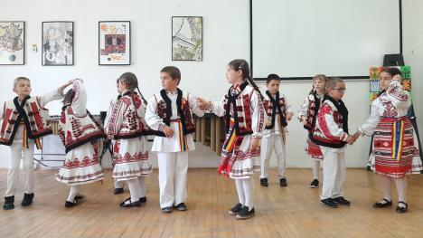 Sute de elevi au sărbătorit copilăria la festivalul de la Liceul de Arte din Oradea (FOTO)
