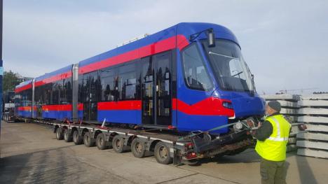 Primul tramvai nou produs de Astra Arad a ajuns marţi dimineaţă la Oradea (FOTO)