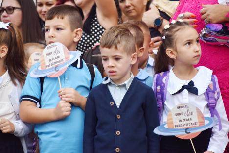 Jucării, flori și ochi înlăcrimați: Cum a fost prima zi de școală pentru elevii celei mai mari unități de învățământ din Oradea (FOTO)