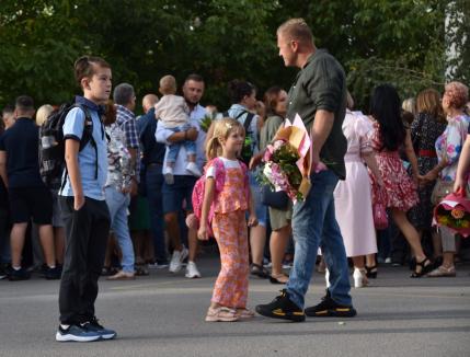 Jucării, flori și ochi înlăcrimați: Cum a fost prima zi de școală pentru elevii celei mai mari unități de învățământ din Oradea (FOTO)