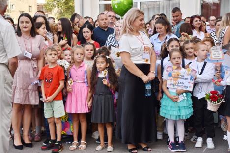 Jucării, flori și ochi înlăcrimați: Cum a fost prima zi de școală pentru elevii celei mai mari unități de învățământ din Oradea (FOTO)