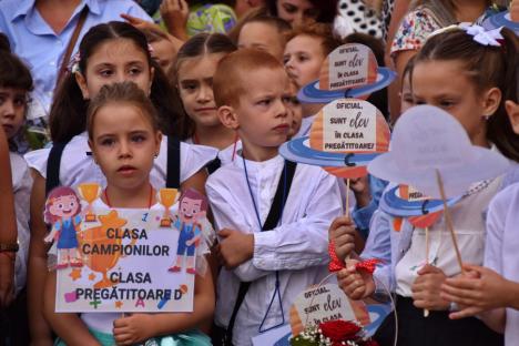 Jucării, flori și ochi înlăcrimați: Cum a fost prima zi de școală pentru elevii celei mai mari unități de învățământ din Oradea (FOTO)