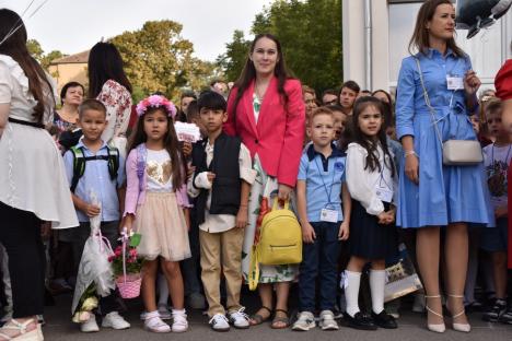 Jucării, flori și ochi înlăcrimați: Cum a fost prima zi de școală pentru elevii celei mai mari unități de învățământ din Oradea (FOTO)