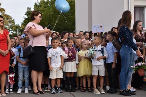 Jucării, flori și ochi înlăcrimați: Cum a fost prima zi de școală pentru elevii celei mai mari unități de învățământ din Oradea (FOTO)