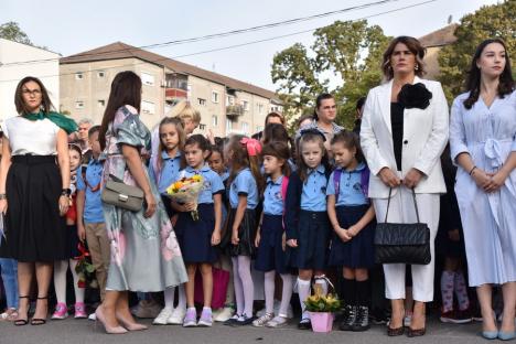 Jucării, flori și ochi înlăcrimați: Cum a fost prima zi de școală pentru elevii celei mai mari unități de învățământ din Oradea (FOTO)