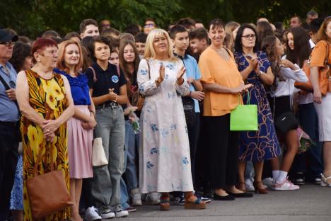 Jucării, flori și ochi înlăcrimați: Cum a fost prima zi de școală pentru elevii celei mai mari unități de învățământ din Oradea (FOTO)