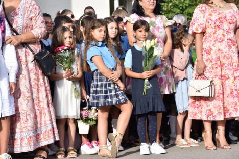 Jucării, flori și ochi înlăcrimați: Cum a fost prima zi de școală pentru elevii celei mai mari unități de învățământ din Oradea (FOTO)