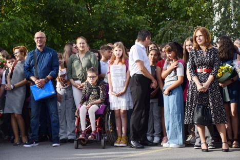 Jucării, flori și ochi înlăcrimați: Cum a fost prima zi de școală pentru elevii celei mai mari unități de învățământ din Oradea (FOTO)