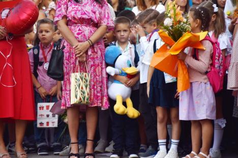 Jucării, flori și ochi înlăcrimați: Cum a fost prima zi de școală pentru elevii celei mai mari unități de învățământ din Oradea (FOTO)