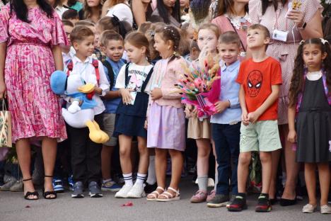 Jucării, flori și ochi înlăcrimați: Cum a fost prima zi de școală pentru elevii celei mai mari unități de învățământ din Oradea (FOTO)