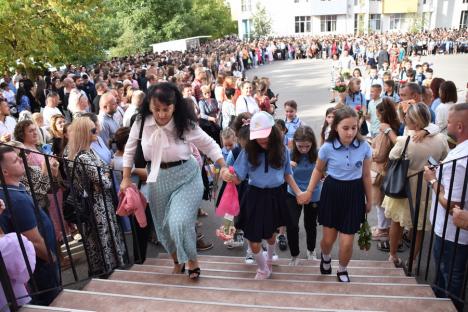 Jucării, flori și ochi înlăcrimați: Cum a fost prima zi de școală pentru elevii celei mai mari unități de învățământ din Oradea (FOTO)