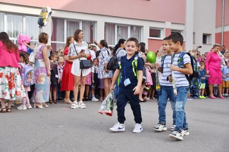 Jucării, flori și ochi înlăcrimați: Cum a fost prima zi de școală pentru elevii celei mai mari unități de învățământ din Oradea (FOTO)