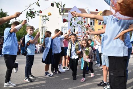 Jucării, flori și ochi înlăcrimați: Cum a fost prima zi de școală pentru elevii celei mai mari unități de învățământ din Oradea (FOTO)