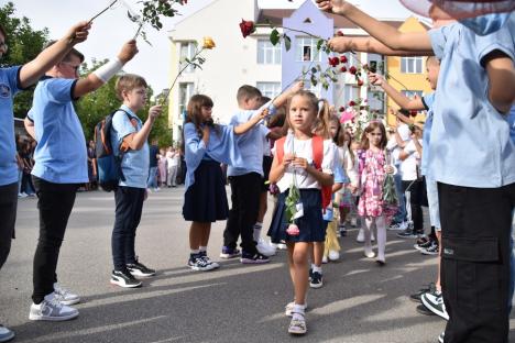 Jucării, flori și ochi înlăcrimați: Cum a fost prima zi de școală pentru elevii celei mai mari unități de învățământ din Oradea (FOTO)