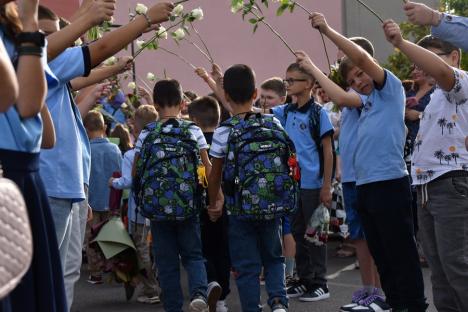 Jucării, flori și ochi înlăcrimați: Cum a fost prima zi de școală pentru elevii celei mai mari unități de învățământ din Oradea (FOTO)