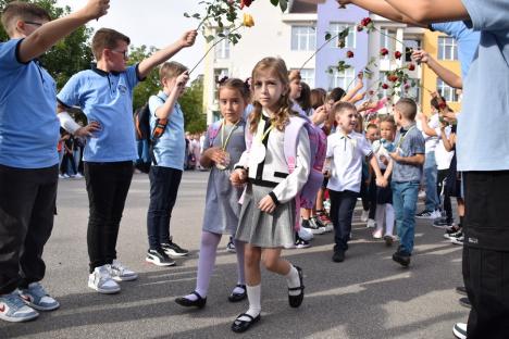 Jucării, flori și ochi înlăcrimați: Cum a fost prima zi de școală pentru elevii celei mai mari unități de învățământ din Oradea (FOTO)