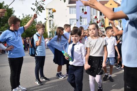 Jucării, flori și ochi înlăcrimați: Cum a fost prima zi de școală pentru elevii celei mai mari unități de învățământ din Oradea (FOTO)