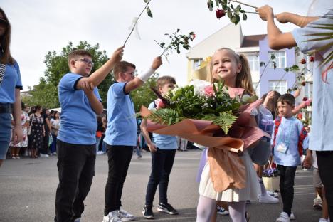 Jucării, flori și ochi înlăcrimați: Cum a fost prima zi de școală pentru elevii celei mai mari unități de învățământ din Oradea (FOTO)